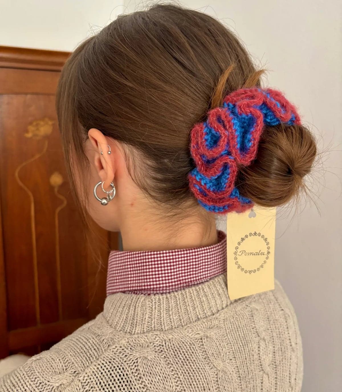 Modrá háčkovaná gumička do vlasů s červeným lemem (scrunchie)